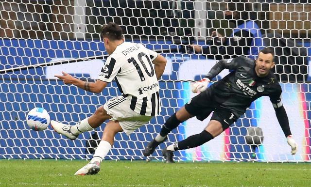 1635149405520055899.jpg Paulo-Dybala-Samir-Handanovic-pen.jpg